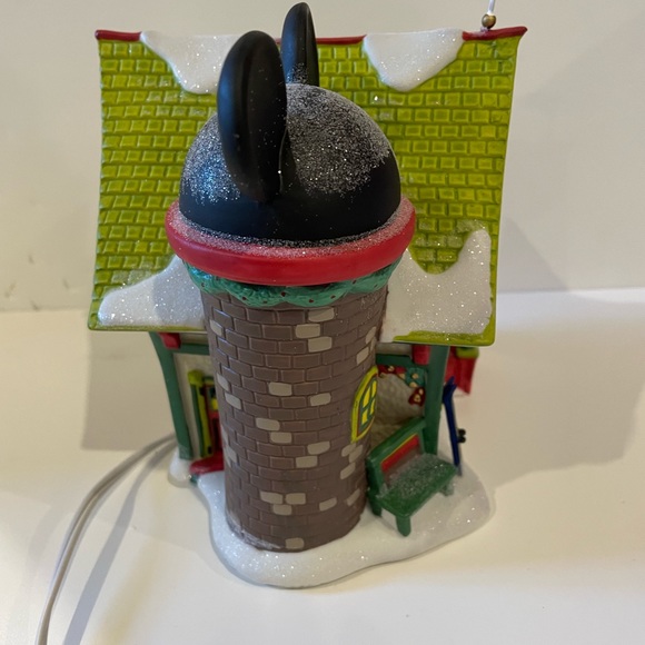 ✨ Disney Department 56 – Mickey’s Christmas Village “Mickey’s Ski & Skate” ⛷️⛸️ - Picture 7 of 8